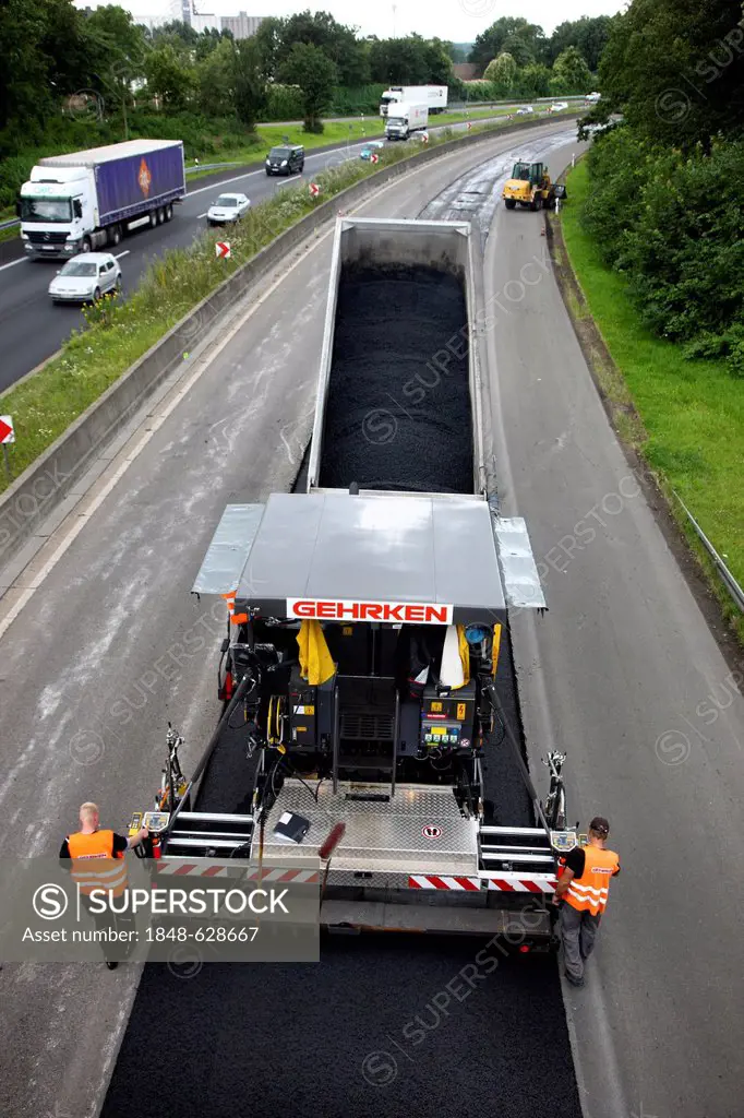 Applying a new asphalt surface, silent tarmac, porous asphalt, noise-absorbing road surface, highway A40 or Ruhrschnellweg, Muelheim an der Ruhr, Nort...