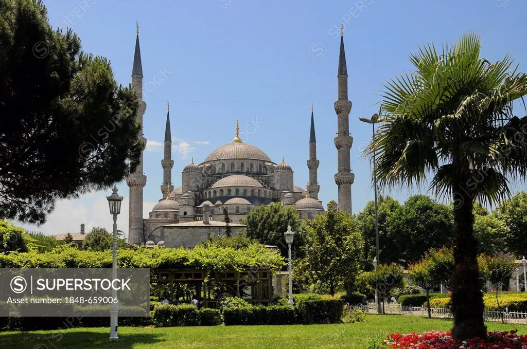 Sultan Ahmed Mosque or Blue Mosque, historic town centre, Istanbul, Turkey, Europe