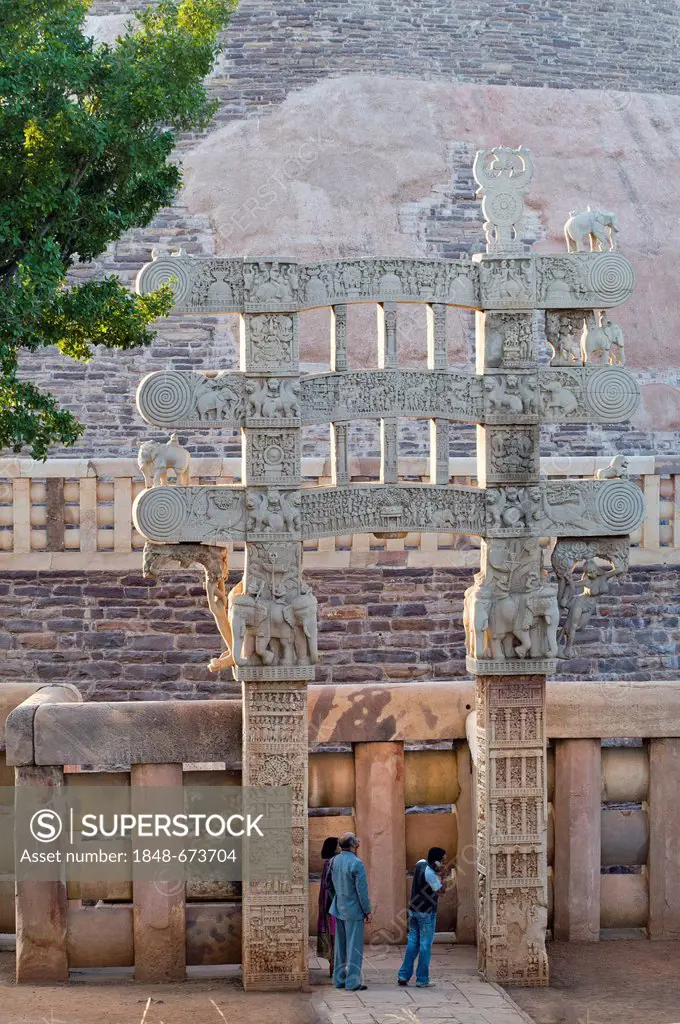 Entrance gate, stupas of Sanchi, UNESCO World Heritage site, built by King Ashoka, Mauryan dynasty, Sanchi, Vidisha in Madhya Pradesh, North India, In...