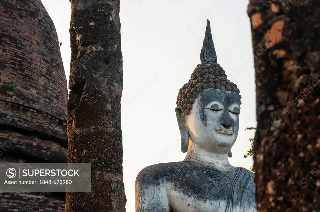 Seated Buddha statue in Wat Sa Si or Sra Sri temple, Sukhothai Historical  Park, UNESCO World Heritage Site, Northern Thailand, Thailand, Asia -  SuperStock