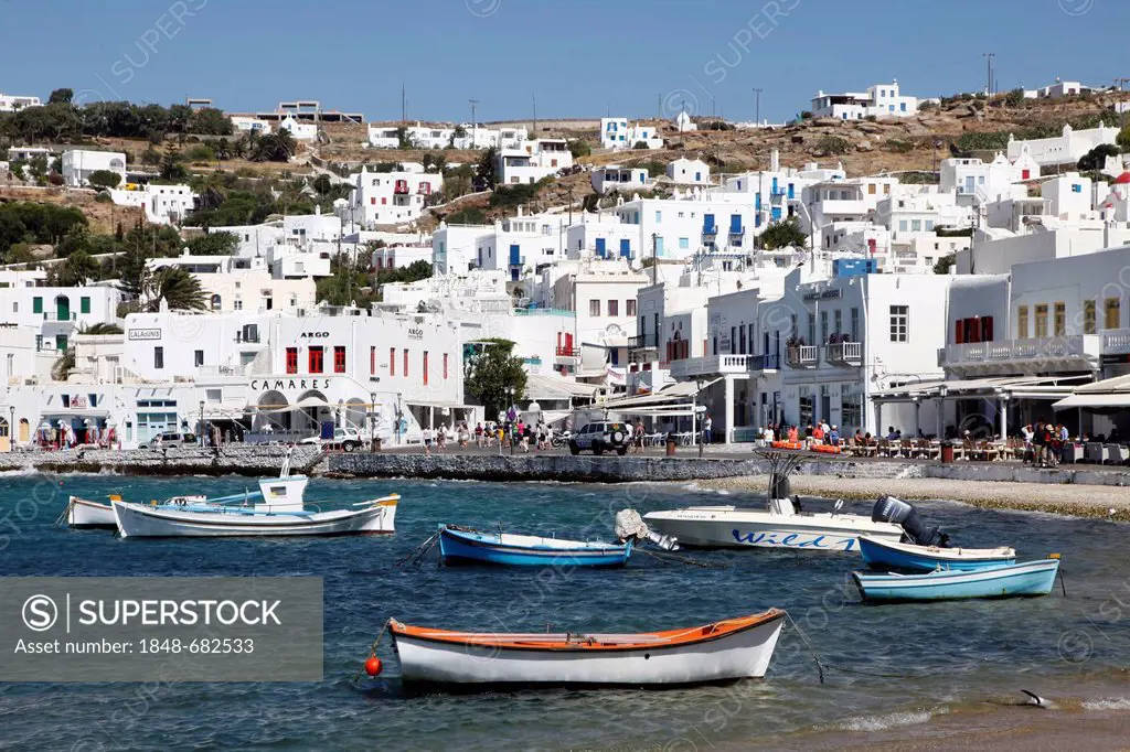 Boats in the bay of Mykonos, fishing harbor, old town, Mykonos, Greece, Europe