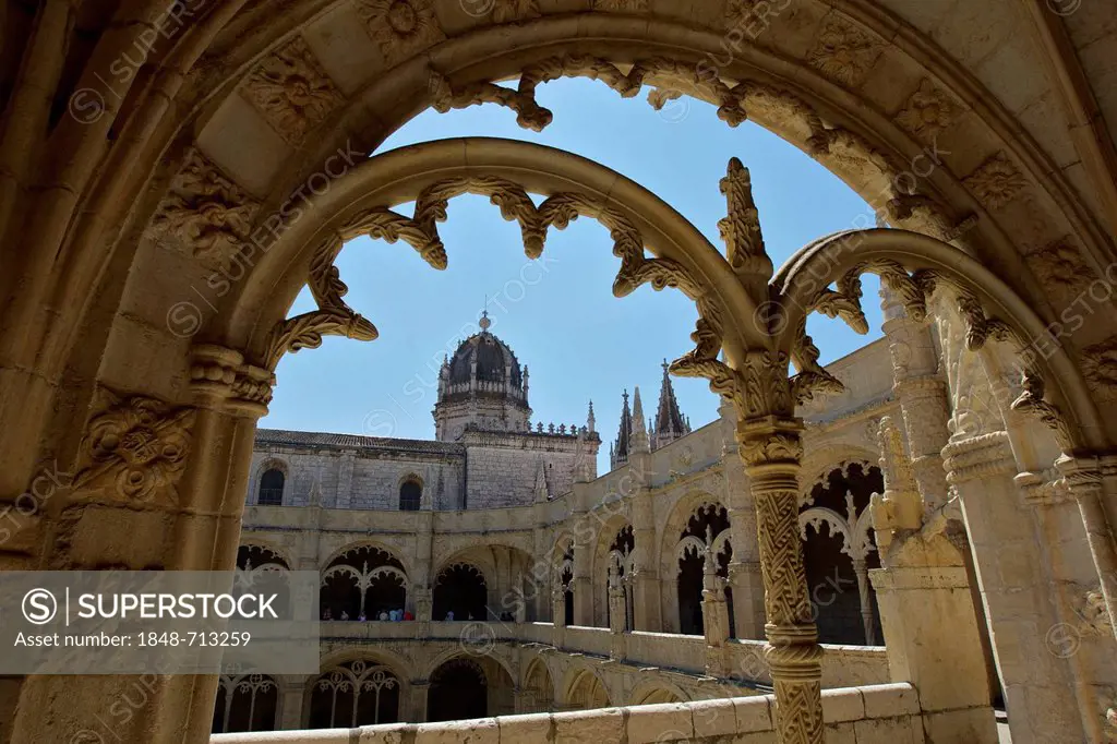 Two-storey cloister, Claustro, Mosteiro dos Jeronimos, Hieronymites Monastery, UNESCO World Heritage Site, late Gothic style, Manueline, Belem, Lisbon...