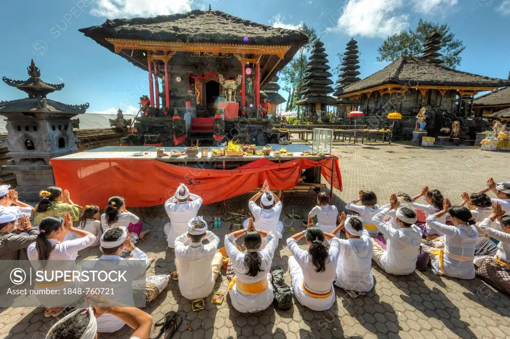 Hindu worshippers praying at Pura Ulun Danu Batur Temple