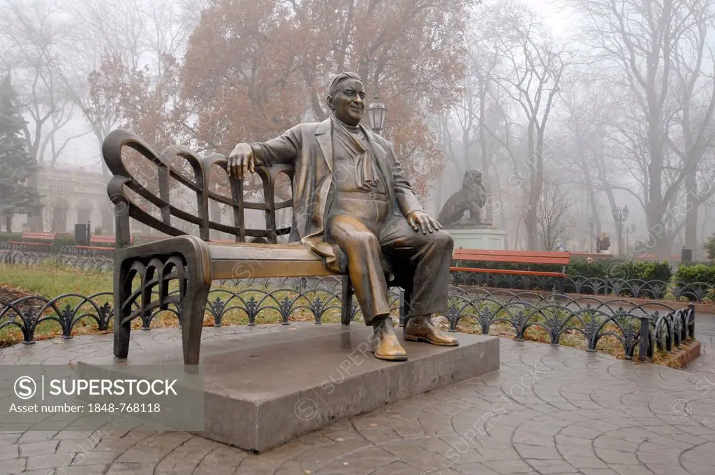 Bronze monument, Leonid Utyosov (Soviet jazz singer and comic actor), Odessa, Ukraine, Eastern Europe