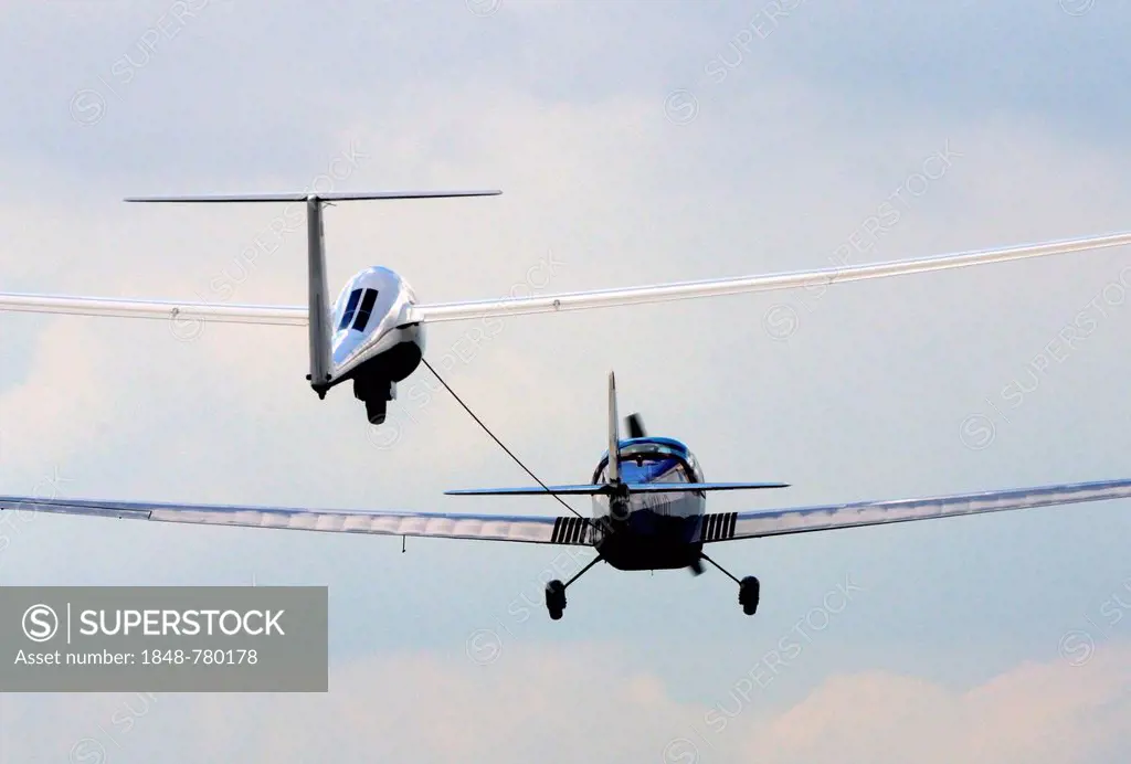 Samburo motor glider towing a Ventus glider