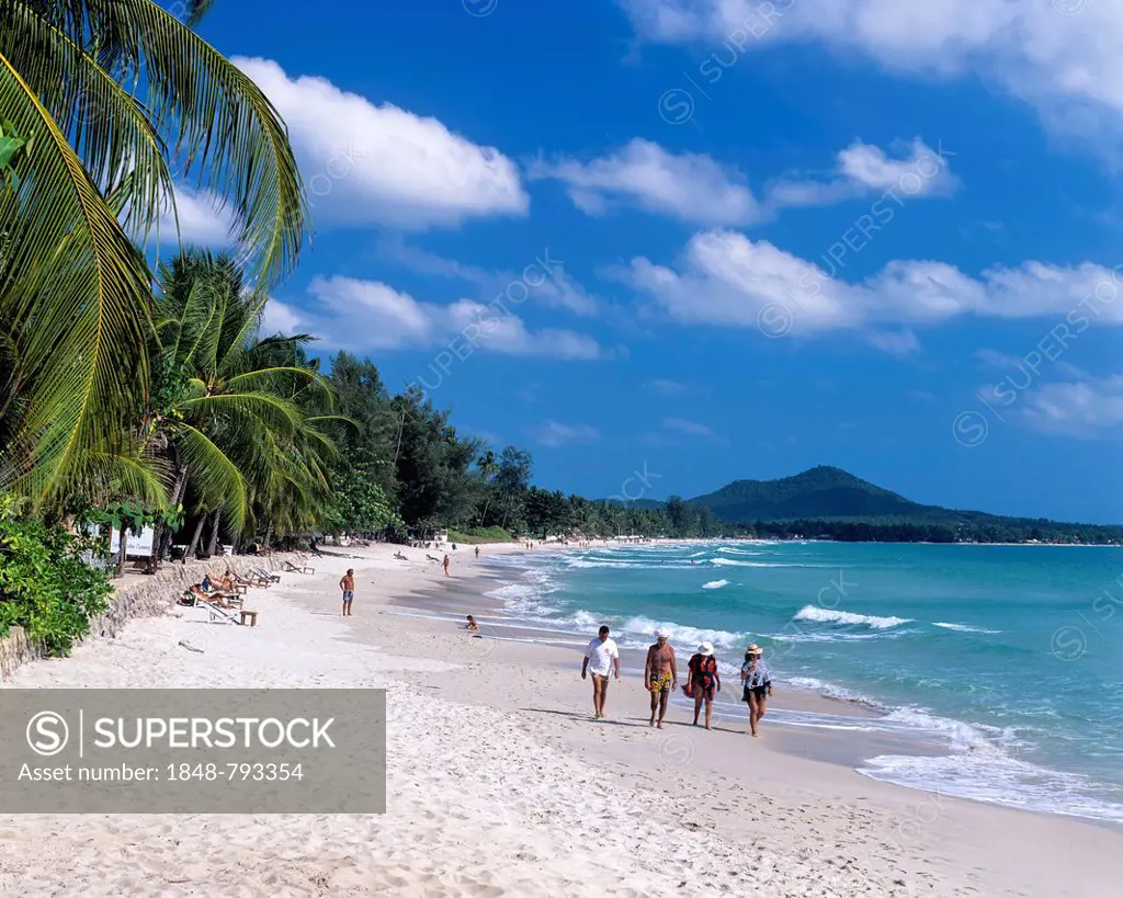 Chaweng Beach, tourists strolling on the beach