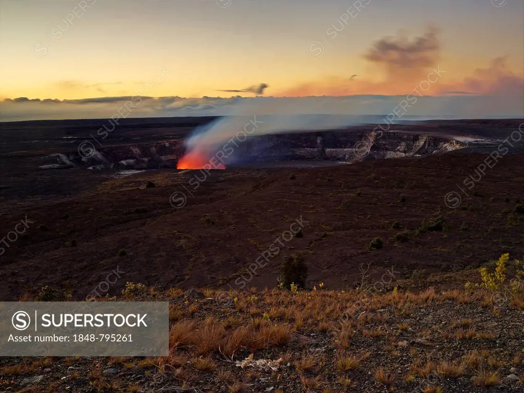 Halema'uma'u or Halemaumau crater, Kilauea crater, volcanic eruption, lava, red hot lava flow