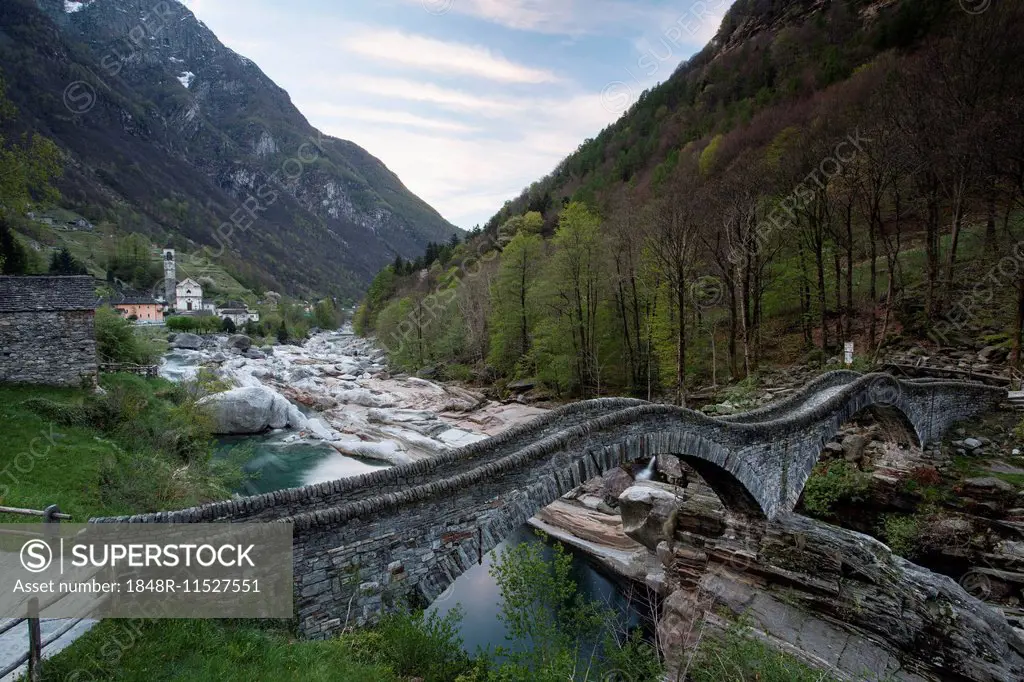 Ponte dei Salti, 17th century, Verzasca River, Lavertezzo, Verzasca Valley, Canton of Ticino, Switzerland