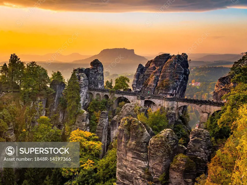 View of Bastei bridge, Bastei at sunrise, in the back the Lilienstein, Elbe Sandstone Mountains, Rathen, National Park Saxon Switzerland, Saxony, Germ...