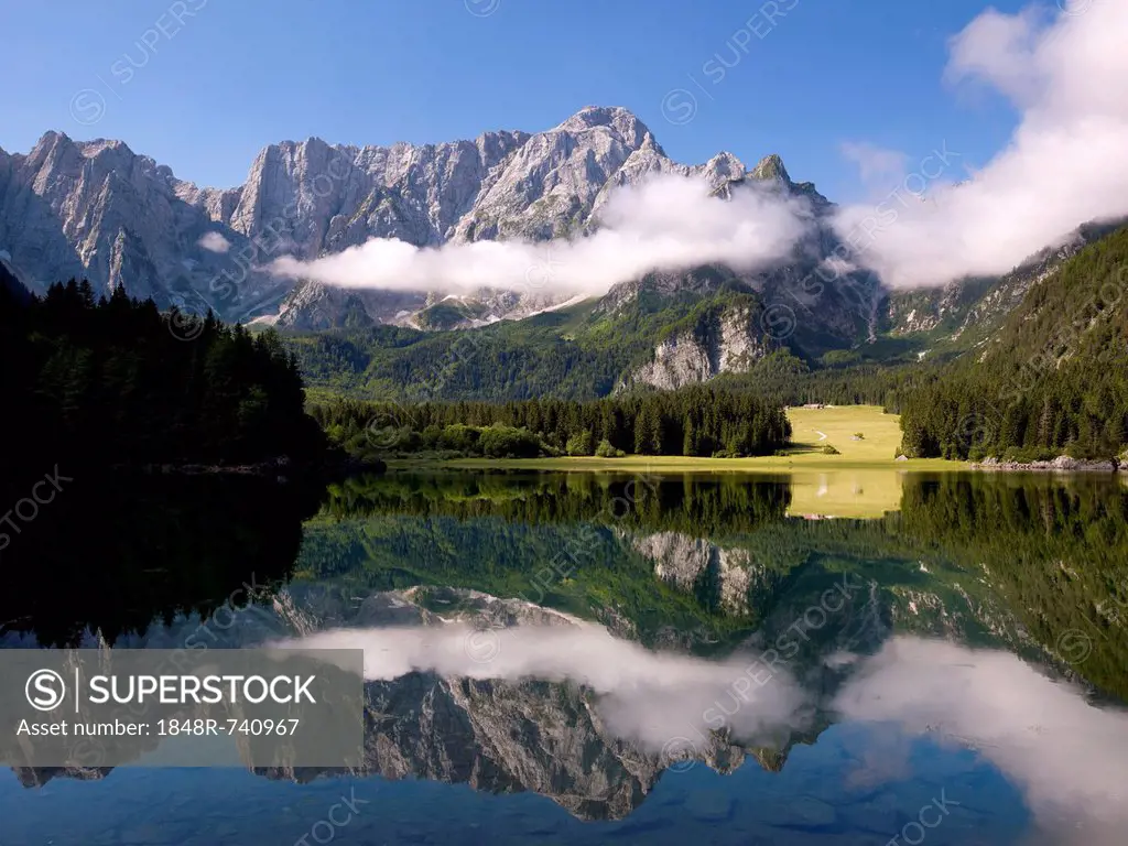 Upper Lake Fusine, Fusine Lakes, Laghi di Fusine lakes, the north face of the Mangart mountain at the back, Julian Alps, Valromana, Italy, Europe