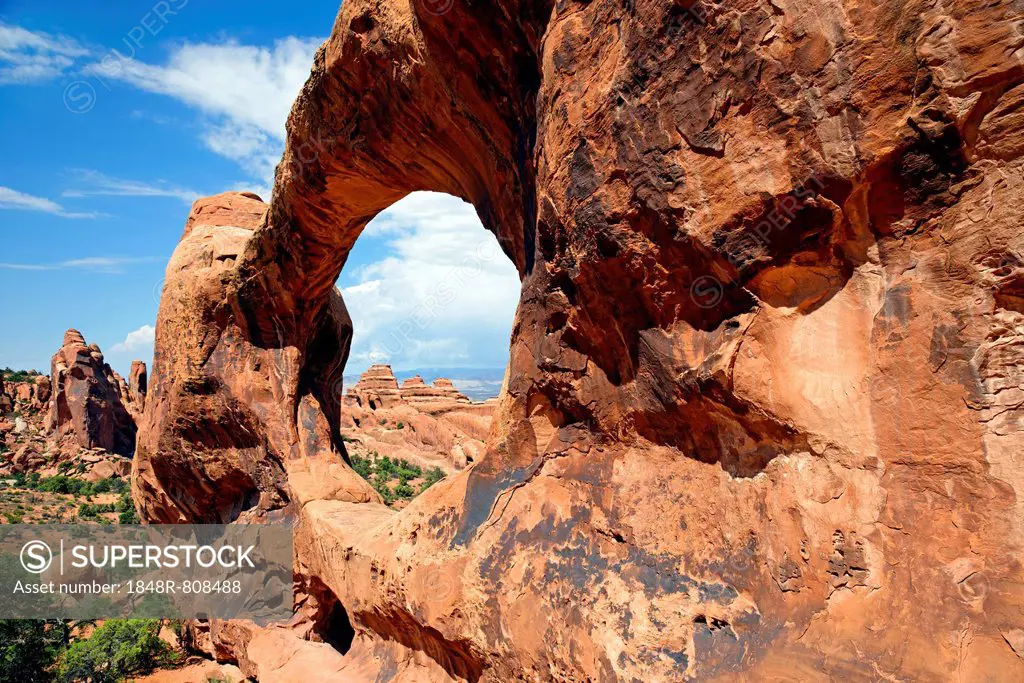 Sandstone arches of the Double O Arch formed by erosion in Devil's Garden, Arches-Nationalpark, near Moab, Utah, United States