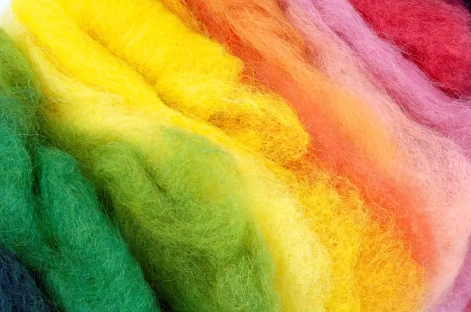 Wool for felting, dyed with natural colours