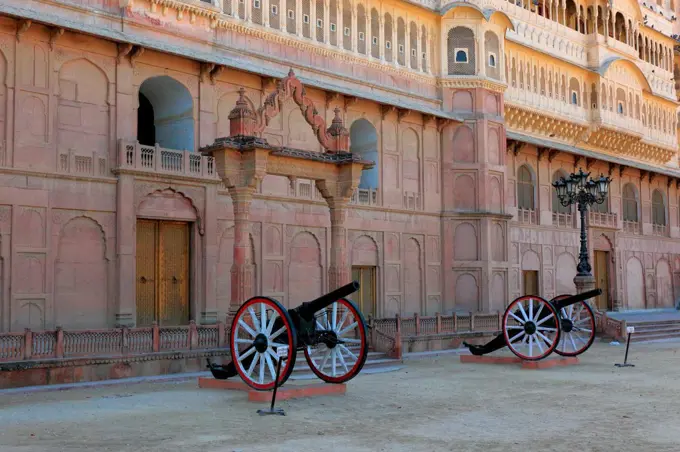 Rajasthan, the Junagarh Fort in Bikaner, two cannons in the courtyard in front of a palace, North India, India, Asia