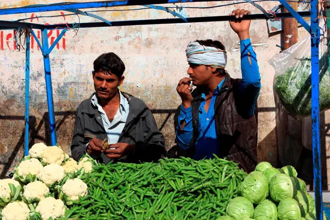 In the old town of Nawalgarh, vegetable vendor in the city centre, Rajasthan, North India, India, Asia