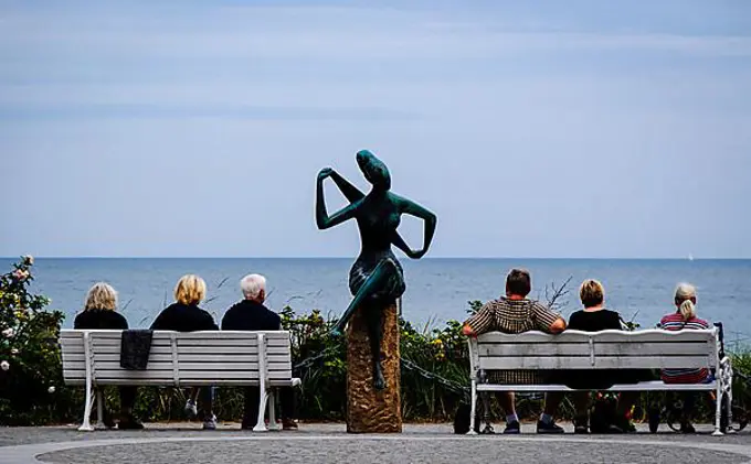 Passers-by look at the Baltic Sea in Timmendorf on the promenade. Hanseatic City of Luebeck, Schleswig-Holstein, Germany, Europe