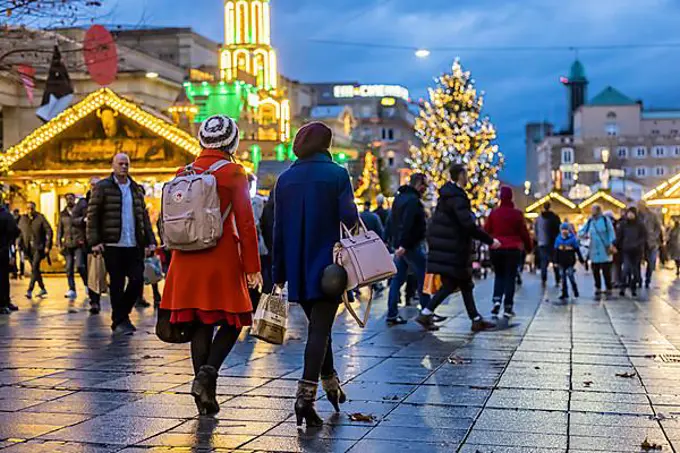 Christmas shopping, passers-by on the pedestrian zone Koenigstrasse, Stuttgart in the evening with Christmas lights, Baden-Wuerttemberg, Germany, Europe