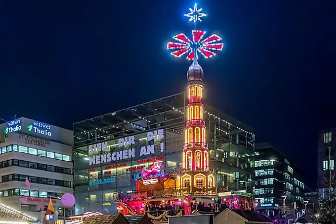 Stuttgart Christmas market with Christmas pyramid and art museum, Christmas lighting in the evening. With 3.5 million visitors, it is one of the largest Christmas markets in Stuttgart, Baden-Wuerttemberg, Germany, Europe