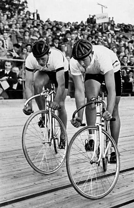 Cycling race, track competition, Olympic champion Toni Merkens Germany) and the American Sellinger, USA in the start of the elimination race of the 1, 000-metre painting race