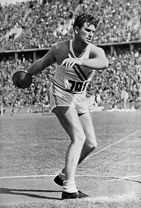 Cenneth Carpenter, USA, threw the discus 50, 48 metres, setting a new Olympic record, gold medal, Olympic Champion, North America