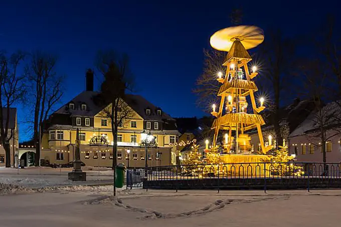 Christmas market place with pyramid and Christmas decoration, Oberwiesenthal, Erzgebirge, Saxony, Germany, Europe