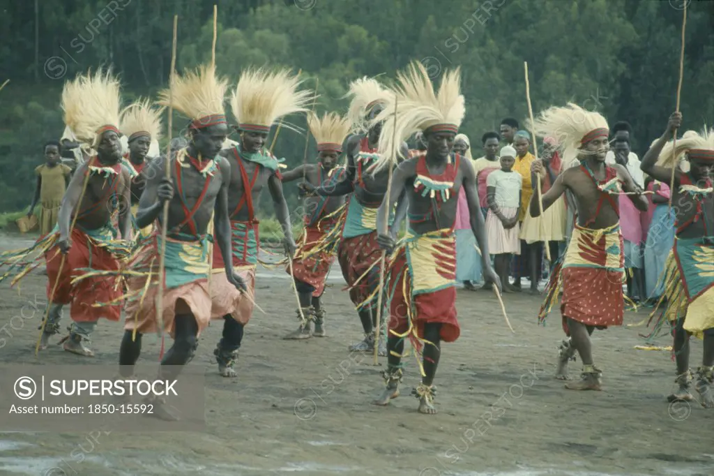 Rwanda, Festivals, All Male Traditionally Adorned Tutsi Intore Dancers Characterised By Coordinated Drilling Dances Reflecting The Tutsi Warrior Tradition