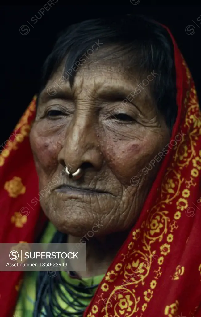 Panama, San Blas Islands, Kuna Indians, Head And Shoulders Portrait Of Elderly Kuna Woman Wearing Long Head Scarf And Traditional Gold Nose Ring. Cuna Caribbean American Central America Classic Classical Female Women Girl Lady Hispanic Historical Latin America Latino Old Senior Aged Older Panamanian West Indies