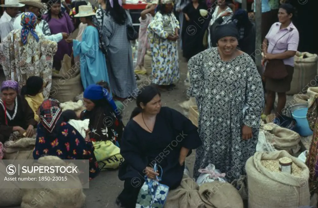 Venezuela, Zulia Province, Paraguaipoa, Guajiro Indian Women At Street Market. Wayu Wayu Wahiro Amerindian Colombia-Venezuelan Border