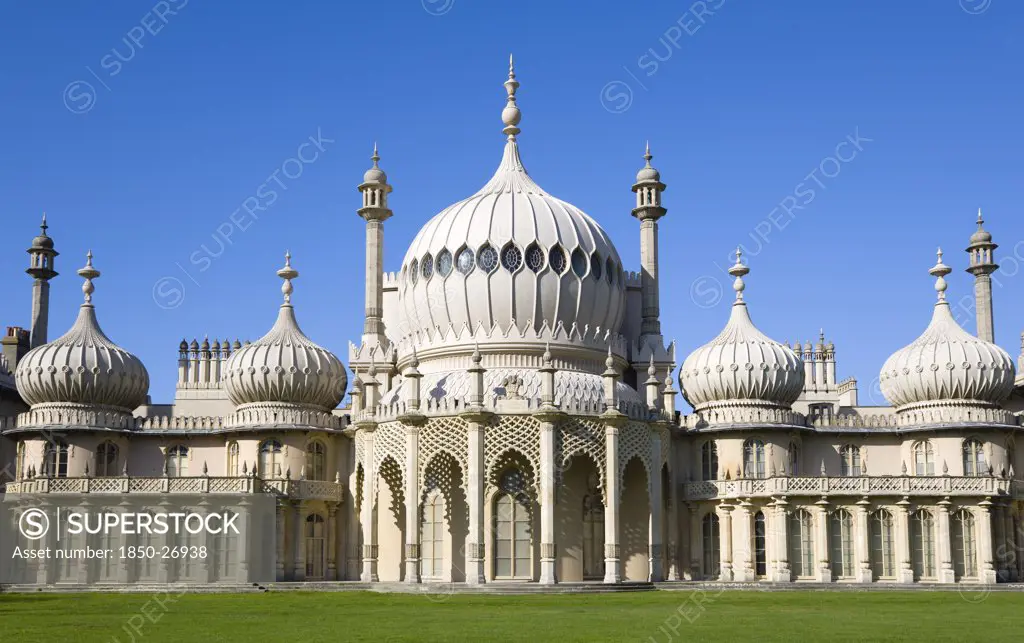 England, East Sussex, Brighton, The Onion Shaped Domes Of The 19Th Century Pavilion Designed In The Indo- Saracenic Style By John Nash Commissioned By George Prince Of Wales Later To Become King George Iv