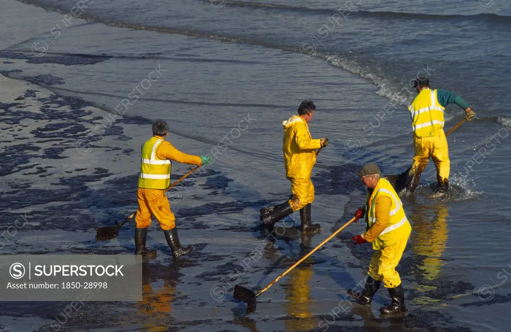 Wales, Pembrokeshire, Tenby, Workers Clearing Oil In Tenby Harbour From Sea Empress Spill.