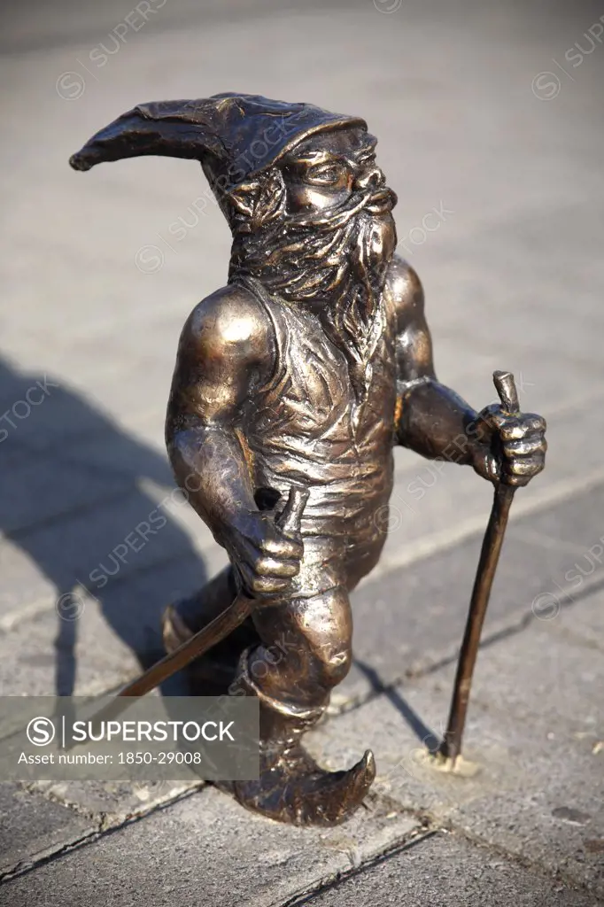 Poland, Wroclaw, Stare Miasto.  Bronze Statue Of Gnome By Tomasz Moczek  One Of Many Positioned Throughout The Old Town District.