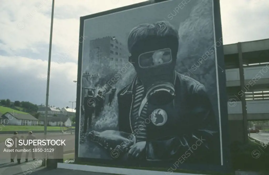 Ireland,  North  , Derry, Nationalist Mural Depicting A Boy Wearing A Gas Mask On The Bogside.