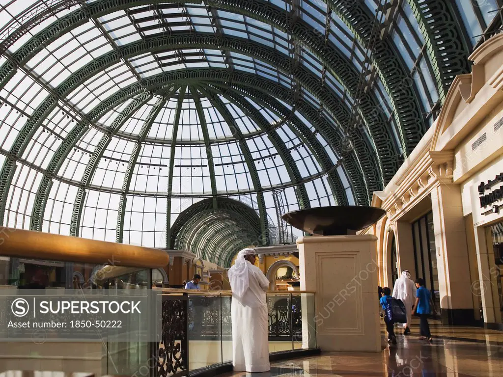 UAE, Dubai, Shoppers at Dubai Mall