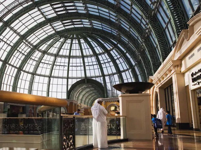 UAE, Dubai, Shoppers at Dubai Mall