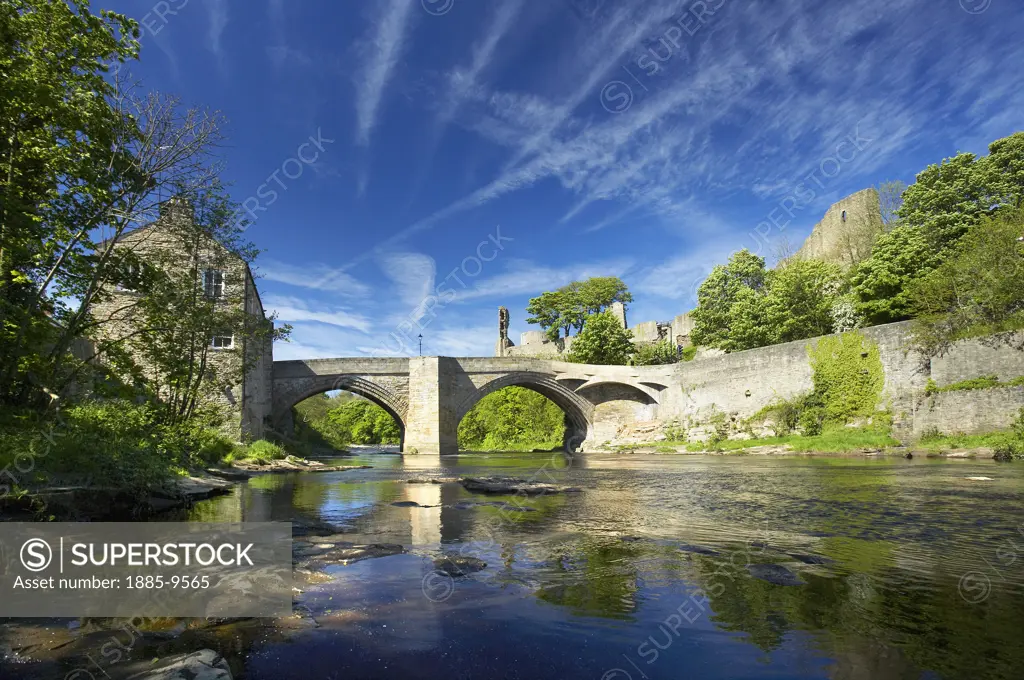 UK - England, County Durham, Barnard Castle, Barnard Castle Bridge over the River Tees