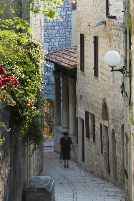 Croatia, Kvarner Gulf, Rab Island, Rab Town - an alleyway in the old town