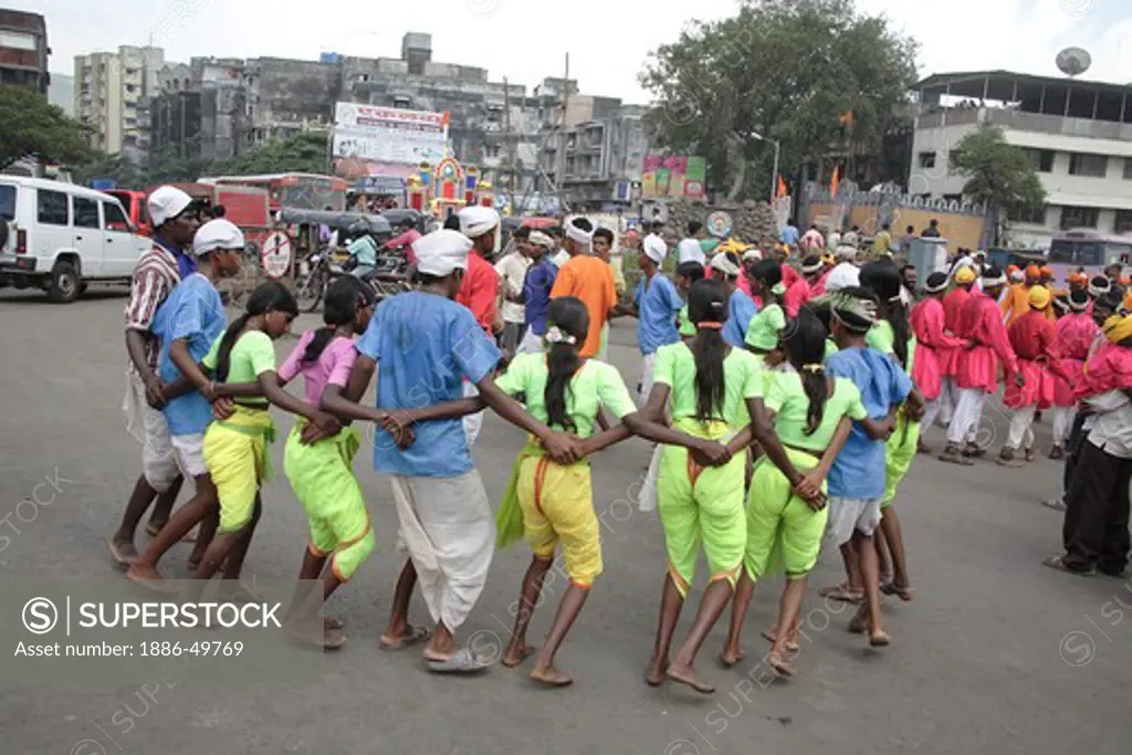 Warli tribal dance on road during the religious procession of goddess Amba devi's arrival ; from Kalwa to Tembhi Naka ; Thane ; Maharashtra ; India