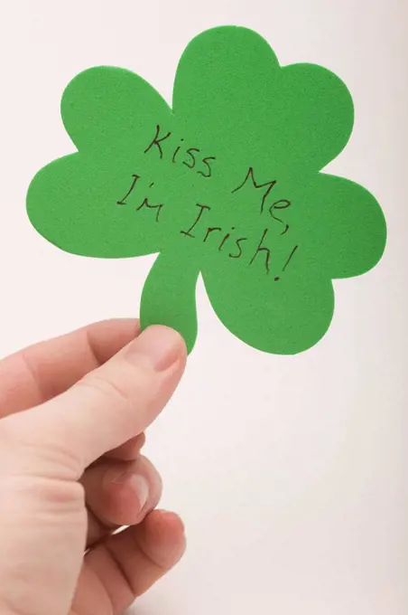 a hand holding a shamrock saying, ´kiss me, i´m irish´, edmonton, alberta, canada