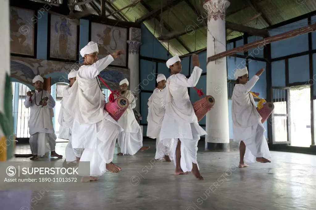 Gayan Bayan (musicians and singers) performance by Hindu bhakat (monks) at the Uttar Kamalabari Hindu monastery, Majuli Island, Assam, India, Asia