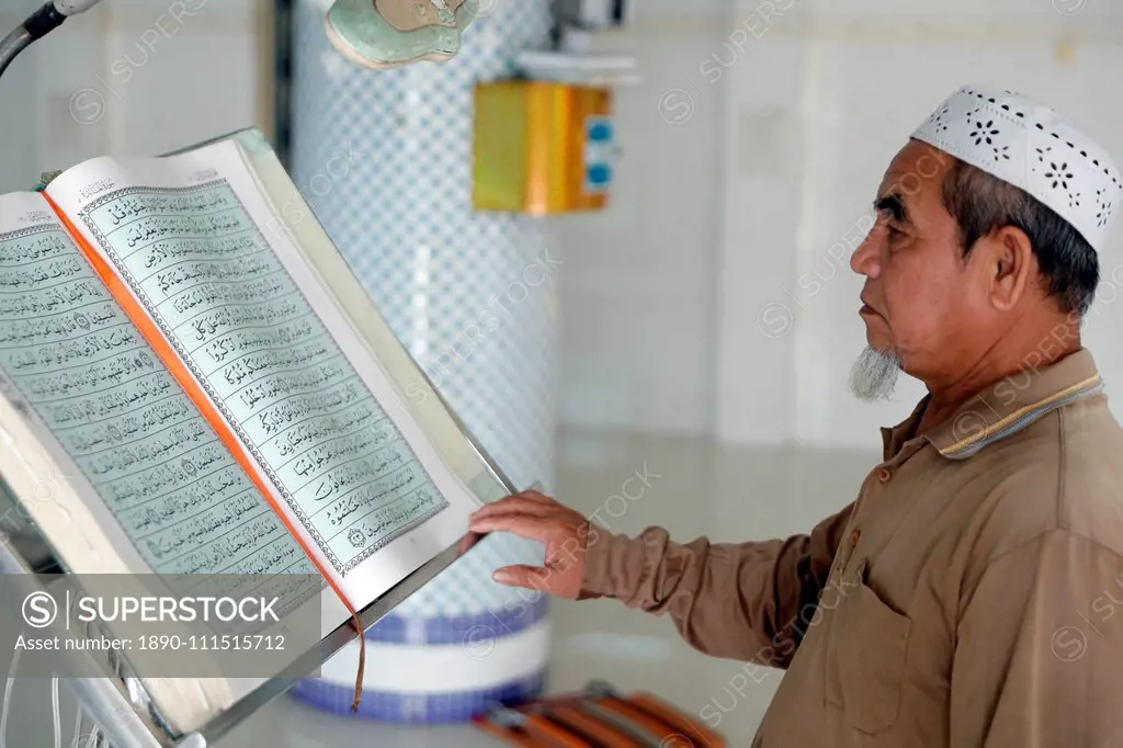 Masjid Nurul Naim Mosque, Imam reading the Quran, Phnom Penh, Cambodia, Indochina, Southeast Asia, Asia