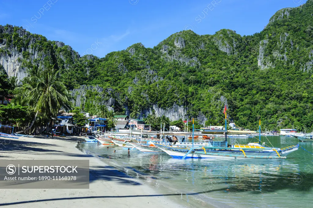 The bay of El Nido with outrigger boats, Bacuit Archipelago, Palawan, Philippines, Southeast Asia, Asia