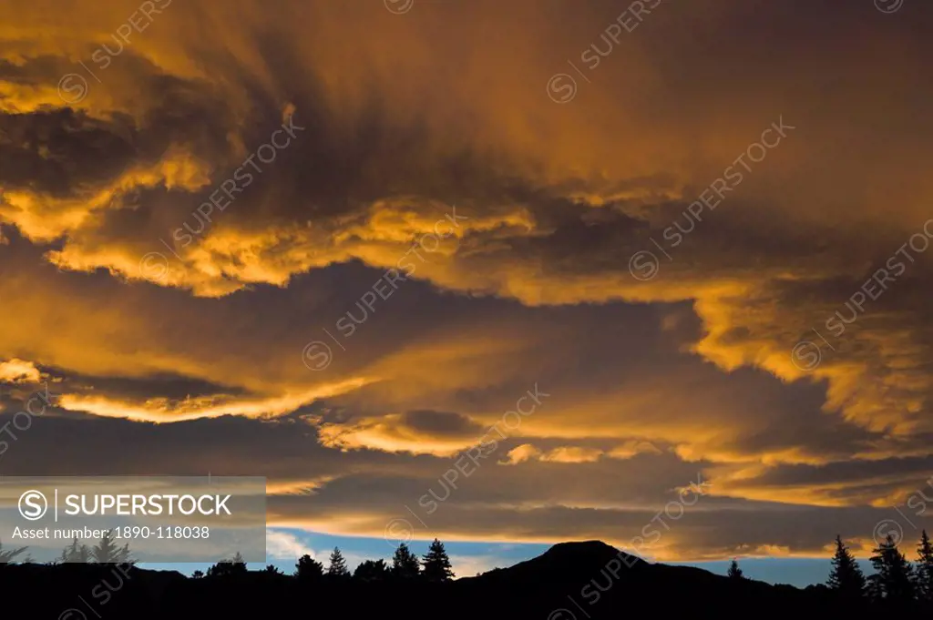 Spectacular sunset above the town of Hanmer Springs, South Island, New Zealand, Pacific