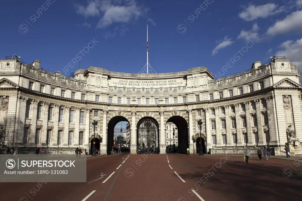 Admiralty Arch, on the Mall, designed by Sir Aston Webb, completed in 1912, in Westminster, London, England, United Kingdom, Europe