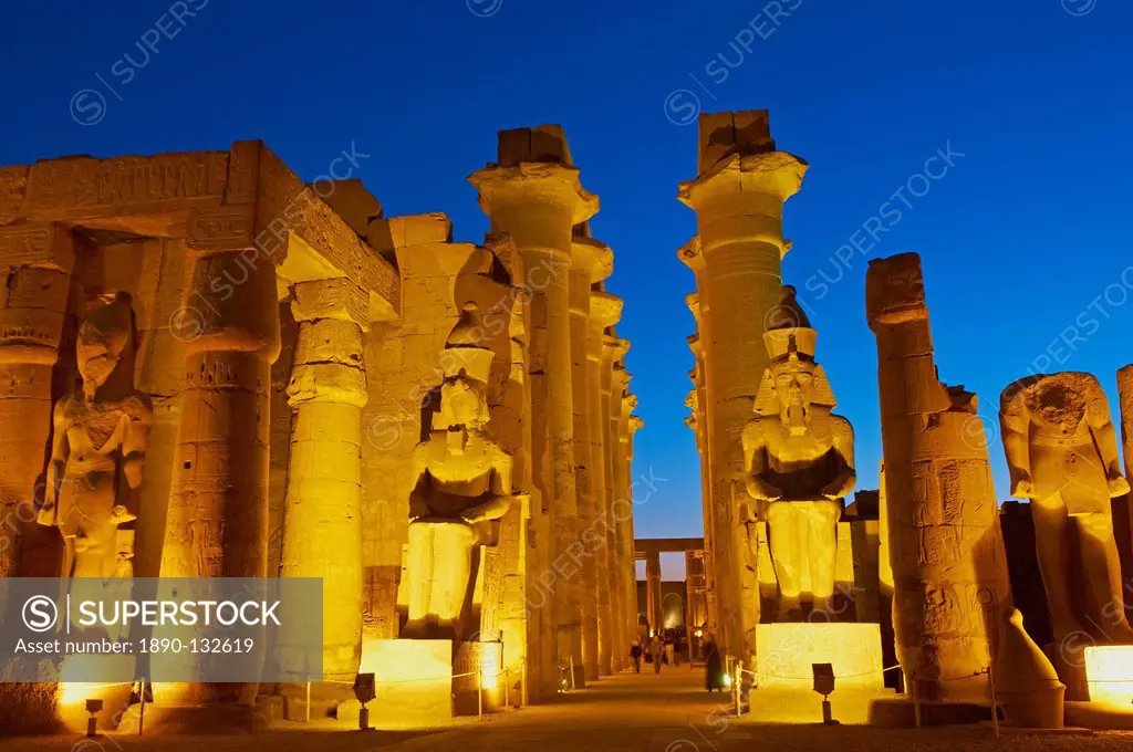 Great Court of Ramesses II and colossal statues of Ramesses II, Temple of Luxor, Thebes, UNESCO World Heritage Site, Egypt, North Africa, Africa