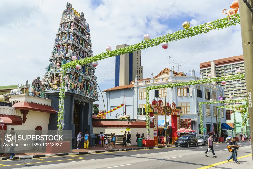 Sri Mariamman temple and Masjid Jamae (Chulia) mosque in South Bridge Road, Chinatown, Singapore, Southeast Asia, Asia