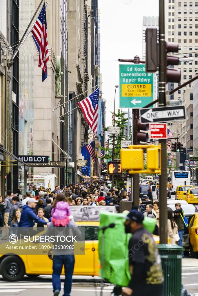 Crowds of shoppers on 5th Avenue, Manhattan, New York City, United States of America, North America