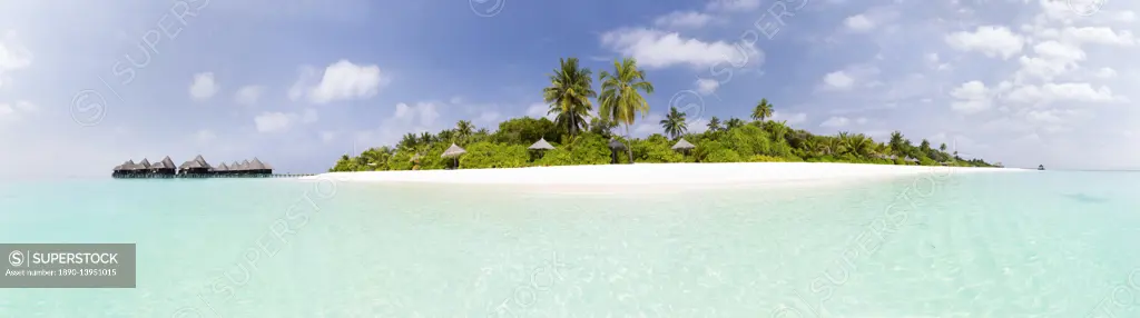 Panoramic view of tropical island of Dhuni Kolhu, Baa Atoll, Republic of Maldives, Indian Ocean, Asia