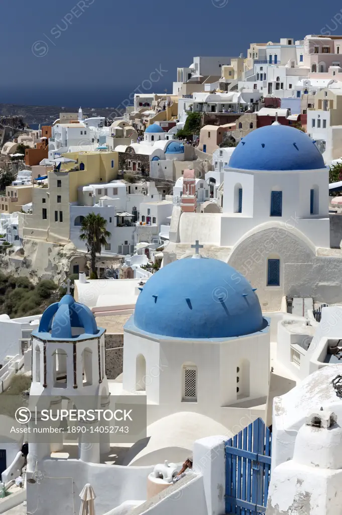 Classic view of the village of Oia with its blue domed churches and colourful houses, Oia, Santorini, Cyclades, Greek Islands, Greece, Europe