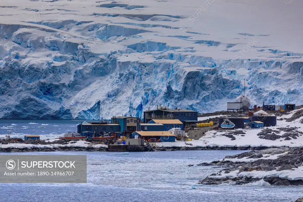 Palmer Station, year-round US Base, glacier backdrop, rocky foreshore, Anvers Island, Antarctic Peninsula, Antarctica, Polar Regions