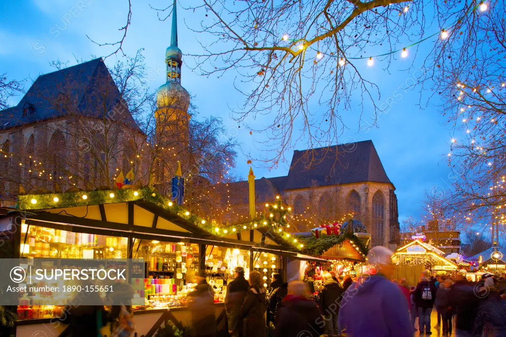 St. Reinoldi Church and Christmas Market at dusk, Dortmund, North Rhine_Westphalia, Germany, Europe