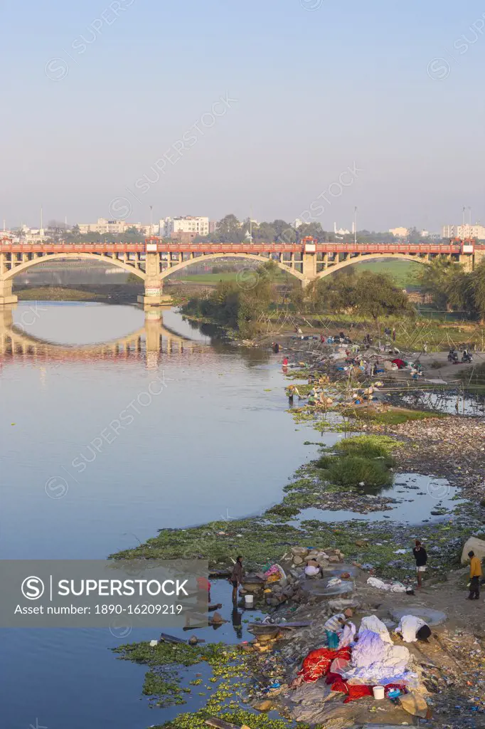 Washing drying on banks of Gomti River, Lucknow, Uttar Pradesh, India, Asia  - SuperStock